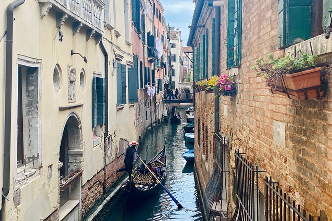 Venice: Jewish Ghetto & Cannaregio Area Food Tour: Pasta Wine Gelato and More! - Stop 1: Ghetto Ebraico Walk-Through (Without the Synagogue Interior)