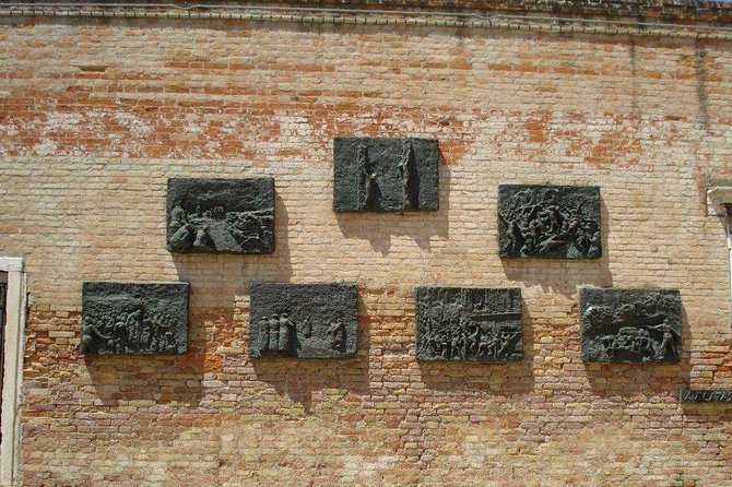 Venice: Jewish Ghetto Walking Tour with Synagogues Visit - Campo del Ghetto Nuovo: bas-reliefs and the story behind confinement