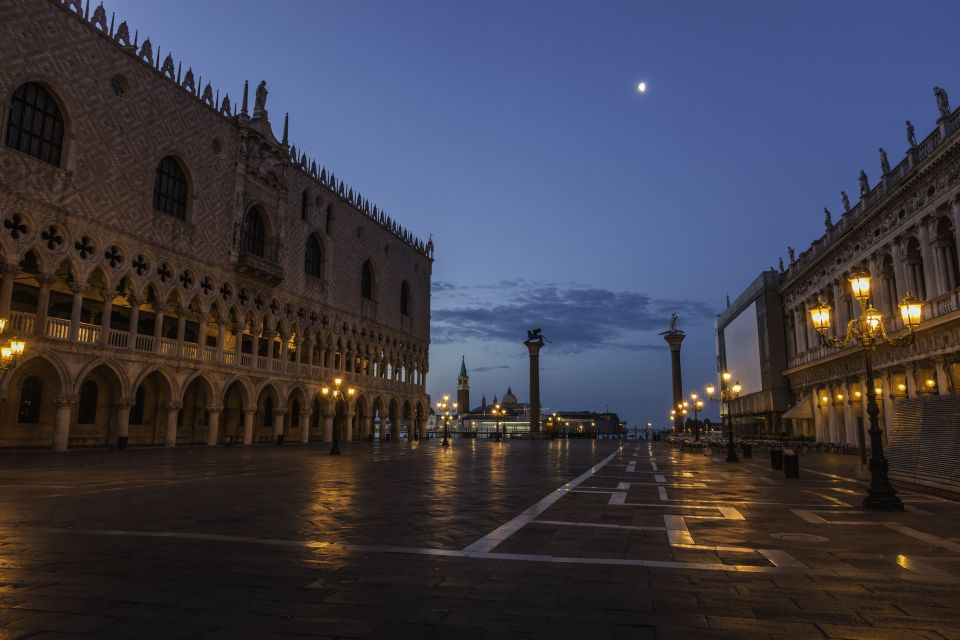 Venice: Private After Dark Tour and Gondola Ride - Meeting at Rialto: Finding Your Guide and Settling In