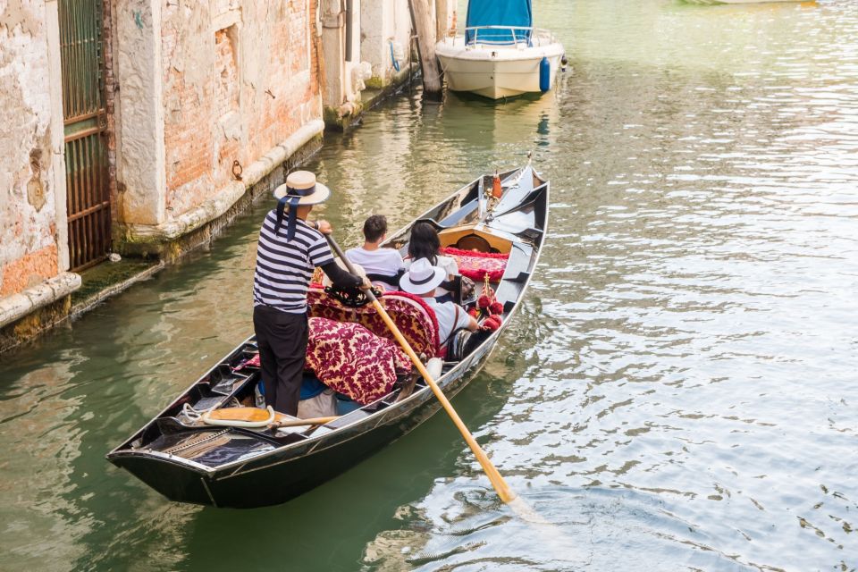 Venice: Private Gondola Cruise for up to 5 Passengers - Key things that make this gondola cruise special