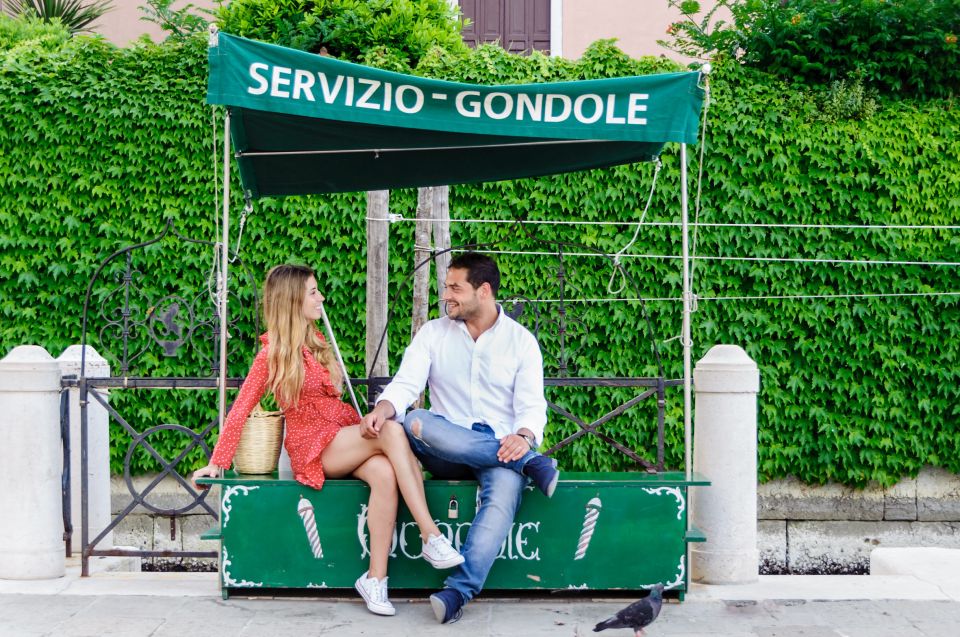 Venice: Private Gondola Ride with Photo Shoot - Good for: Proposals, Anniversaries, and Quiet Venice Moments