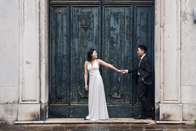 Venice Professional Photoshoot (up to 6 people included) - Pricing value: $95.03 per group and why that can be fair in Venice