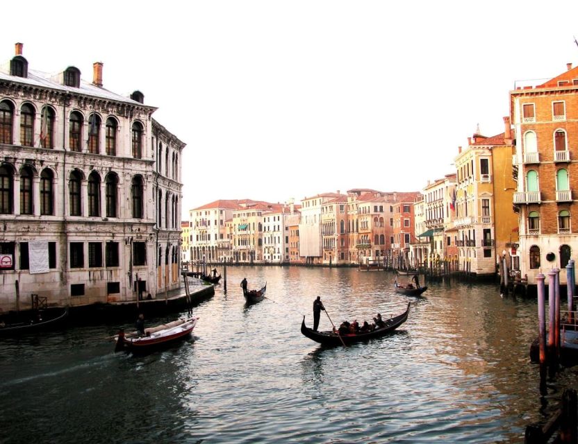 Venice: Shared Gondola Ride - Shared Gondola Reality: How Crowding Changes the Feel