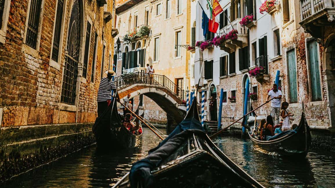 Venice: Shared Gondola Ride at Sunset - TU.RI.VE to the gondola: the part that decides your mood