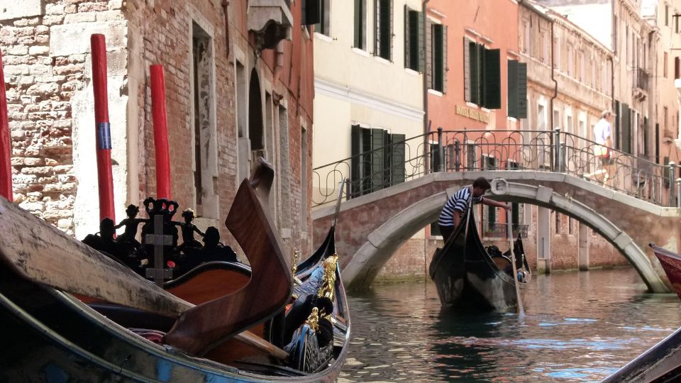 Venice: Shared Gondola Tour - Historic Bridges and Waterfront Mansions: What You’re Really Seeing