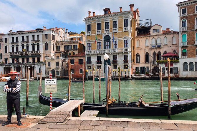 Venice Sightseeing Small Group Walking Tour with a Local Guide - Ponte di Rialto and the Rialto Bridge: trade power in stone and footsteps