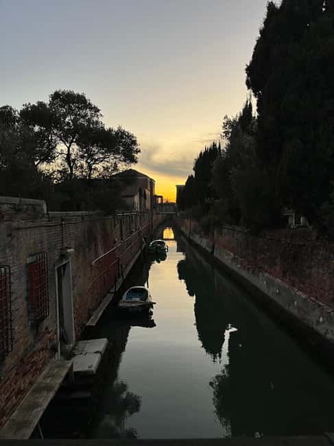 Venice: Sunrise Walking Tour with Espresso - Rialto Bridge at sunrise: your dedicated moment for the shot