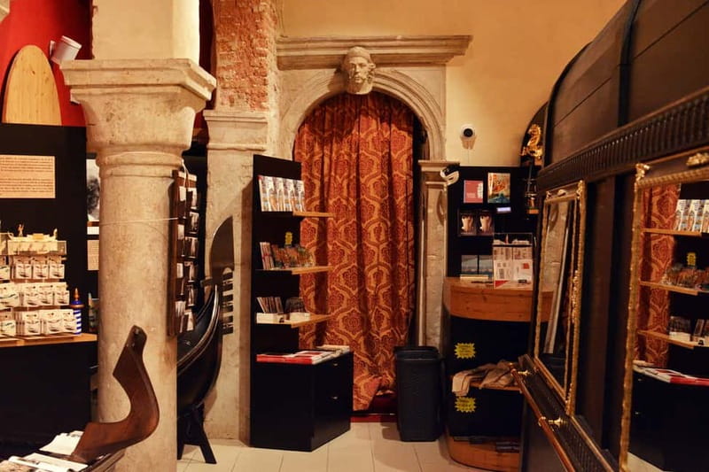 Venice: The Gondola Gallery 3D Experience - A 30-Minute Gondola Gallery Stop for $10