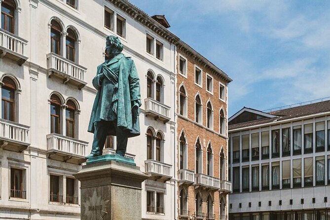 Venice Walking Tour with Gondola Ride Experience - Calle history stops that don’t feel like a lecture