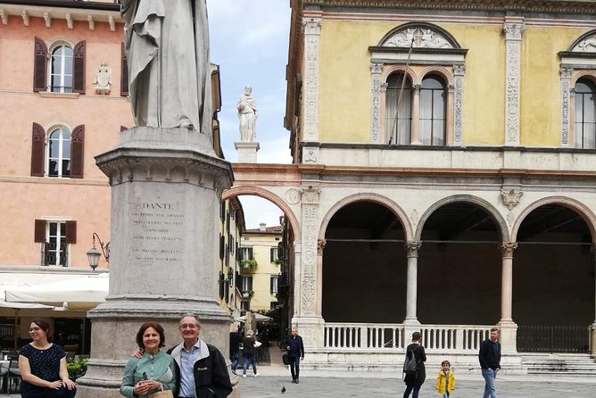 Verona City Sightseeing Walking Tour of Must-See Sites with Local Guide - Piazza dei Signori (Dante’s Square) and the tombs of Verona’s lords