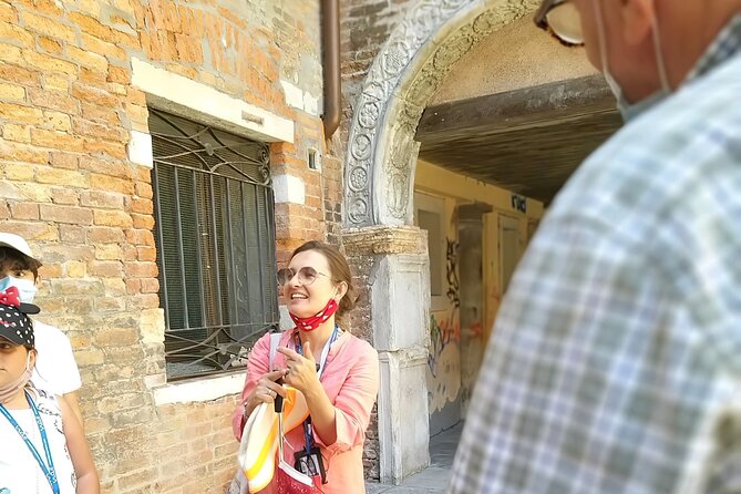 Walking tour in Venice with an architect - Stop 4: Rialto Bridge, the Symbol Shot You Actually Learn From