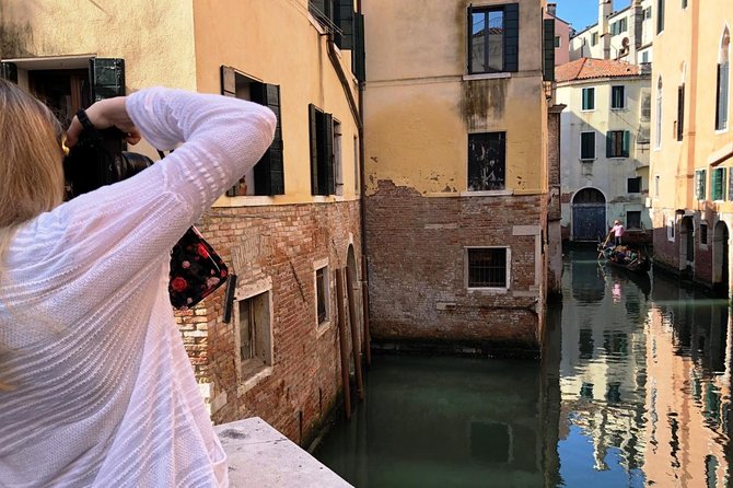 Walking Tour of Venice from St. Mark's Square to Rialto - The final stretch to Rialto Bridge: landing where the city feels cinematic